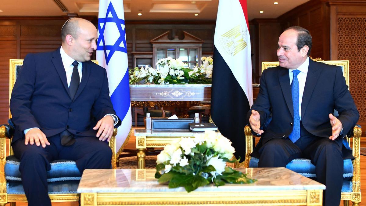 El primer ministro israelí, Naftali Bennett, con el presidente egipcio, Abdel Fatah al Sisi, con en la ciudad egipcia de Sharm al Sheij