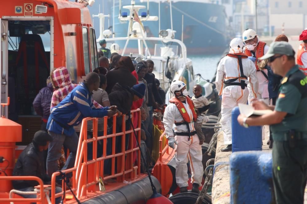 Rescatan a los 56 ocupantes de una patera en el Mar de Alborán
