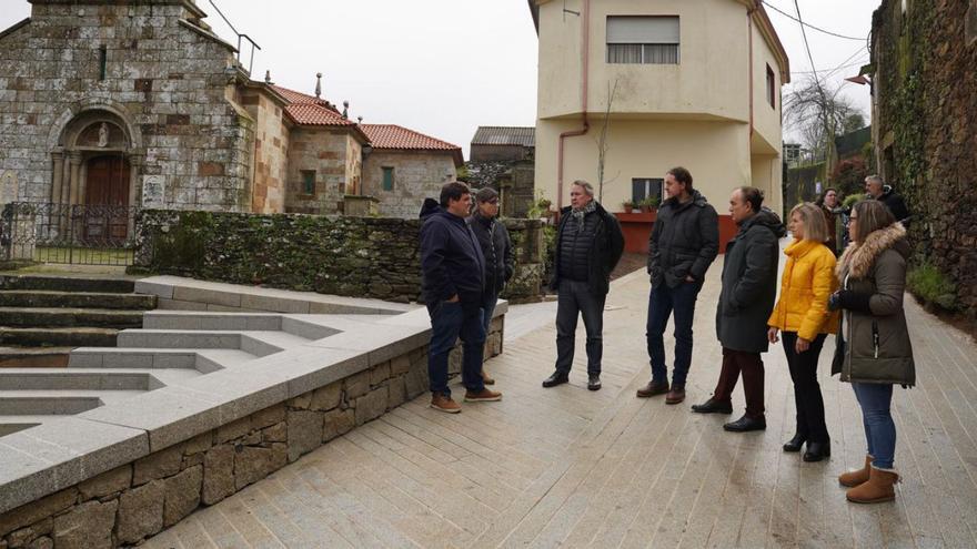 El alcalde y ediles del gobierno delante de la iglesia parroquial.