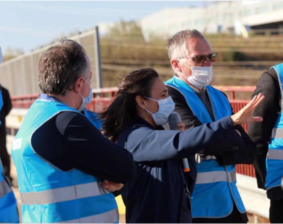 Ángela Gutiérrez, responsable de medio ambiente y energía de la planta de Figueruelas, con Carlos Tavares, CEO de Stellantis.