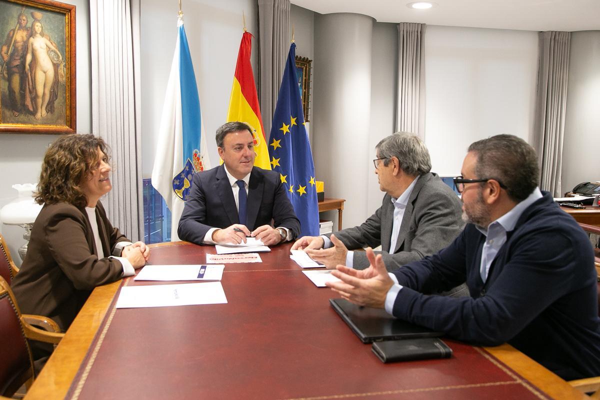 Rosa Ana García, desde la izquierda, con Valentín González Formoso y Seijas reunidos.