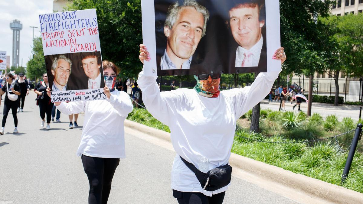 Dos manifestantes alzan pancartas con la fotografía de Donald Trump y Jeffrey Epstein.