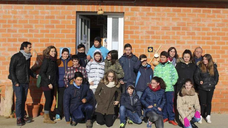 Un grupo de escolares visita el albergue de Tábara. A la derecha, el alcalde de la villa.