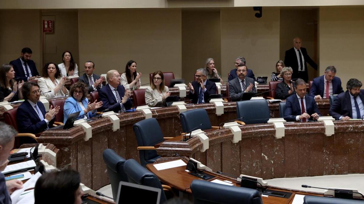 La bancada 'popular' aplaude la aprobación de la ley contra las agresiones a sanitarios.