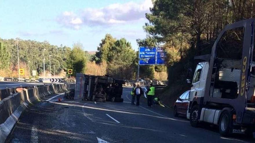 La zona del accidente, en la A-55 en Tui, momentos después. // D.B.M.