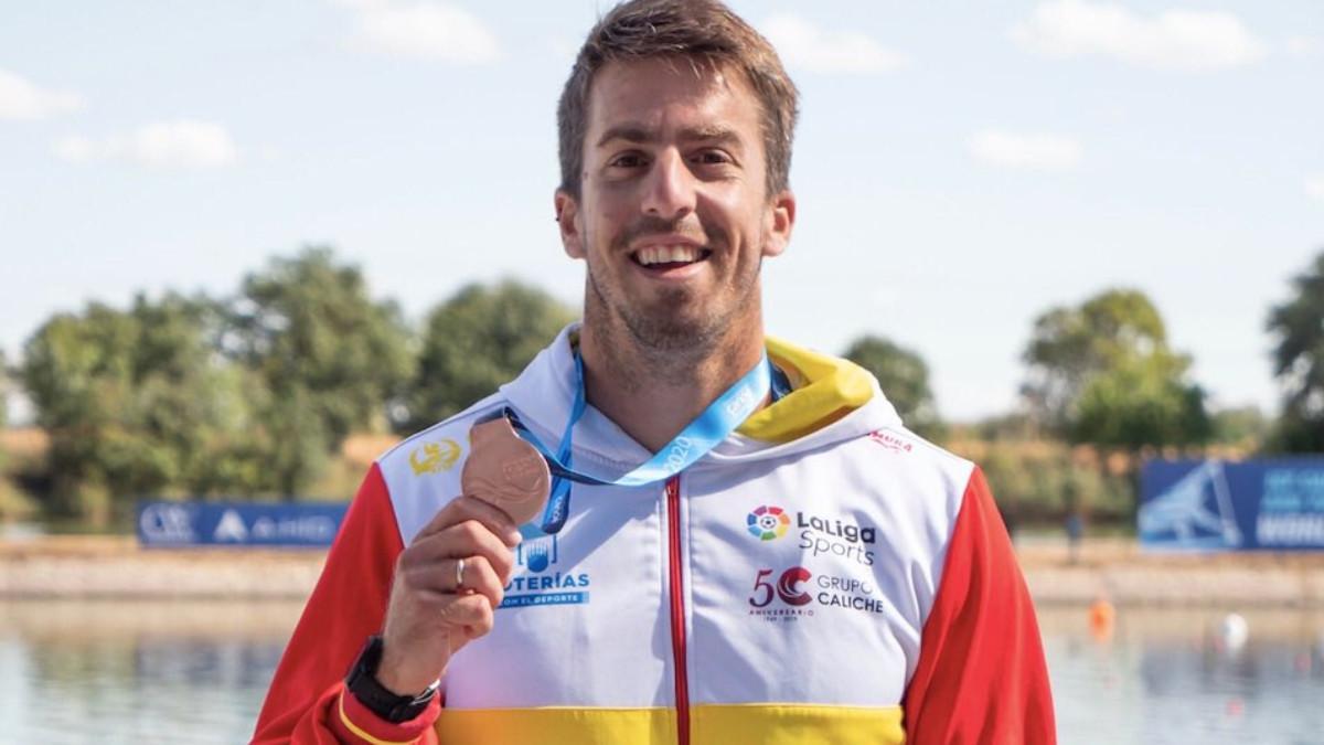 Sete Benavides posando con su medalla