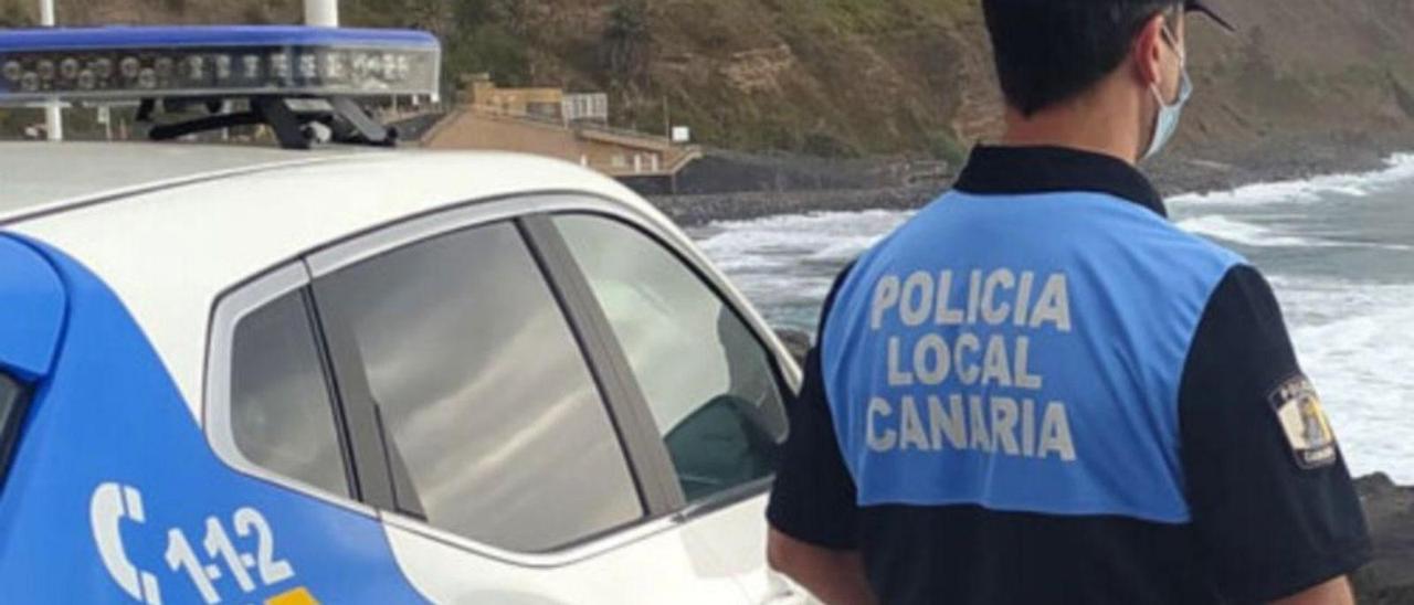 Un Policía Local en la costa del municipio de Los Realejos.