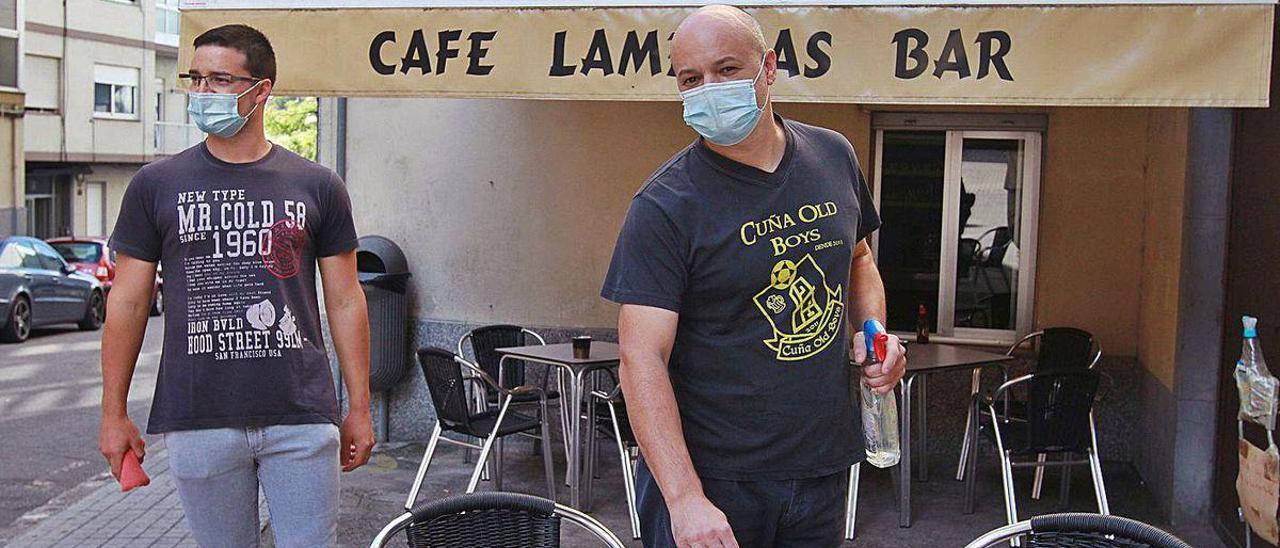 Aníbal (hijo) y Aníbal Carrera (padre) en la terraza del Café Bar Lameiras en Mariñamansa.