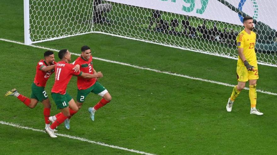 Los jugadores marroquíes celebran la clasificación ante un abatido Simón.