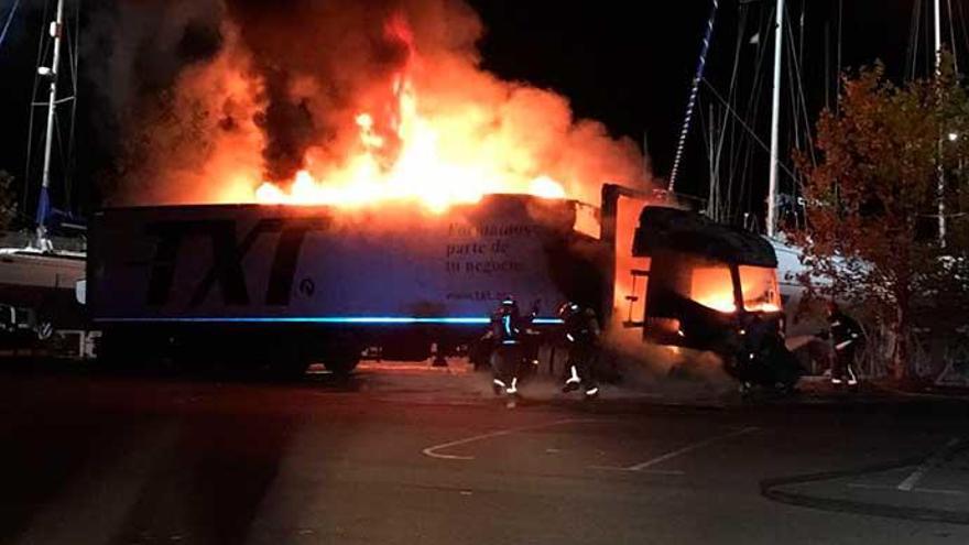 Calcinado por completo un camión en el puerto de Sada