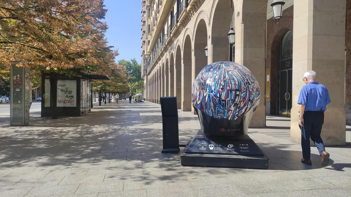 Una de las esculturas mexicanas que han amanecido desplazadas en el paseo Independencia de Zaragoza.