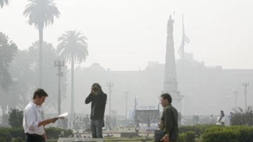El humo mantiene cubierta a Buenos Aires y persisten los problemas en el transporte