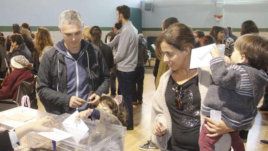 Una pareja con hijos votando en Cangas el pasado domingo. // S. Álvarez