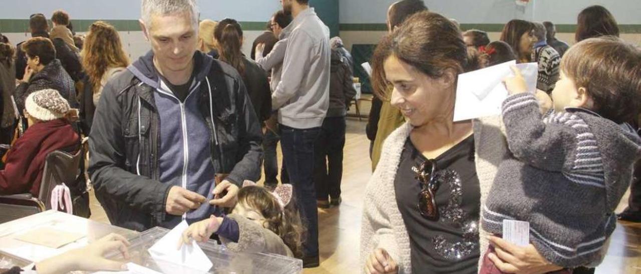 Una pareja con hijos votando en Cangas el pasado domingo. // S. Álvarez