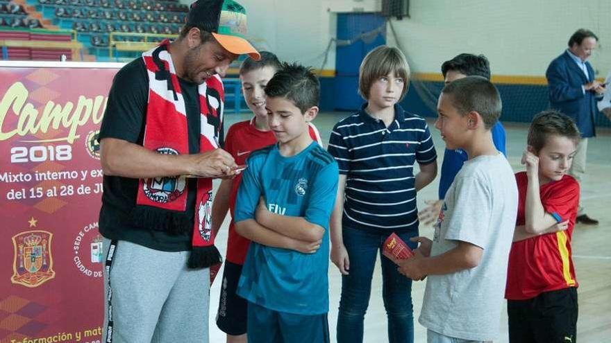 Cazorla firma autógrafos a los más pequeños, ayer.