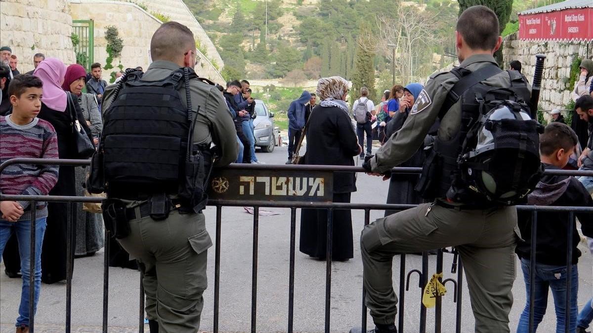 Seguridad en los alrededores de la Puerta Dorada  que se levanta imponente en la muralla de Jerusalén.