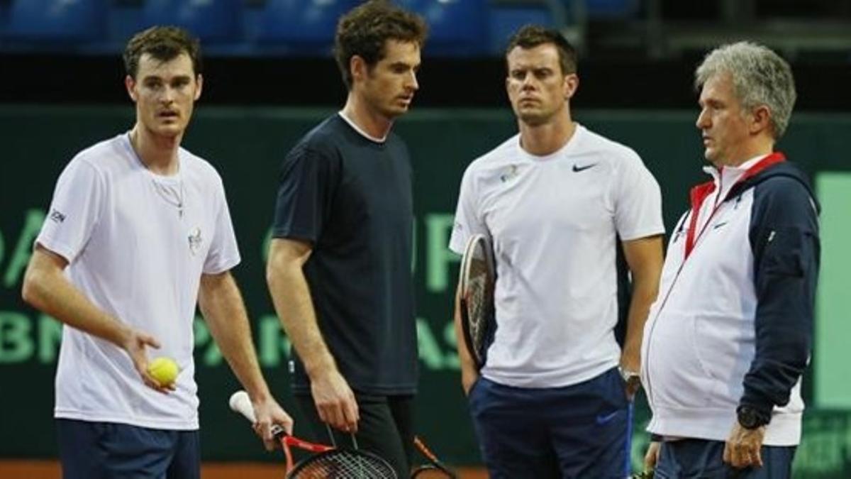 El equipo británico, con los hermanos Murray, entrenándose este miércoles en Gante.