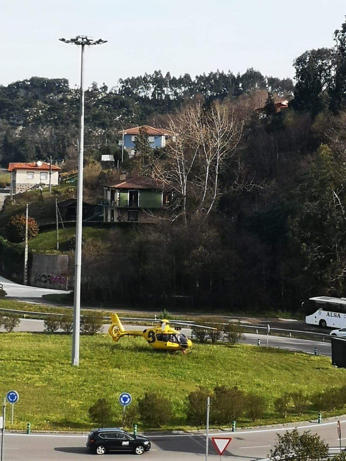 El amplio despliegue de emergencias en la rotonda de Lloviu (Ribadesella).