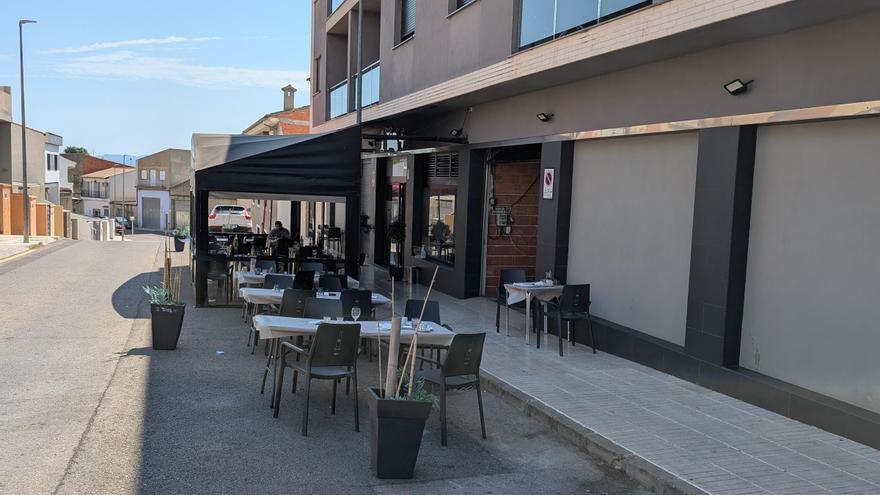 Sufre un infarto después de almorzar y choca su coche contra la terraza de un bar