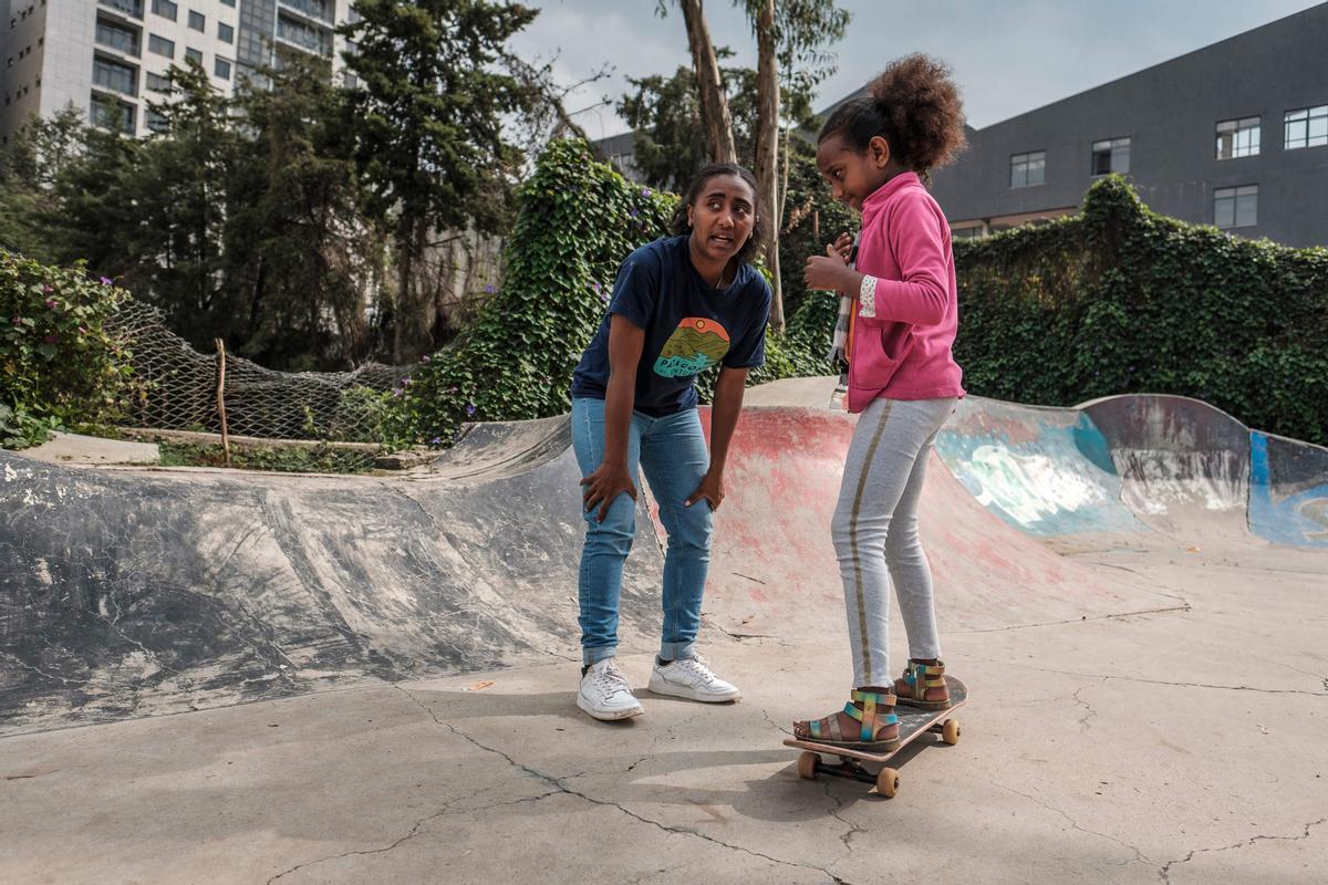 El skate entre niñas etíopes, mejora su salud mental y las empodera