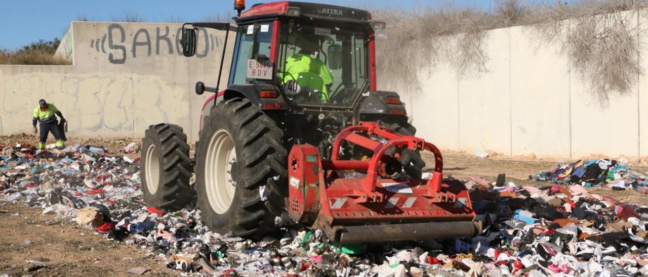 Los agentes del GRO vuelven a los paseos para atajar el top manta tras la presión de los comerciantes