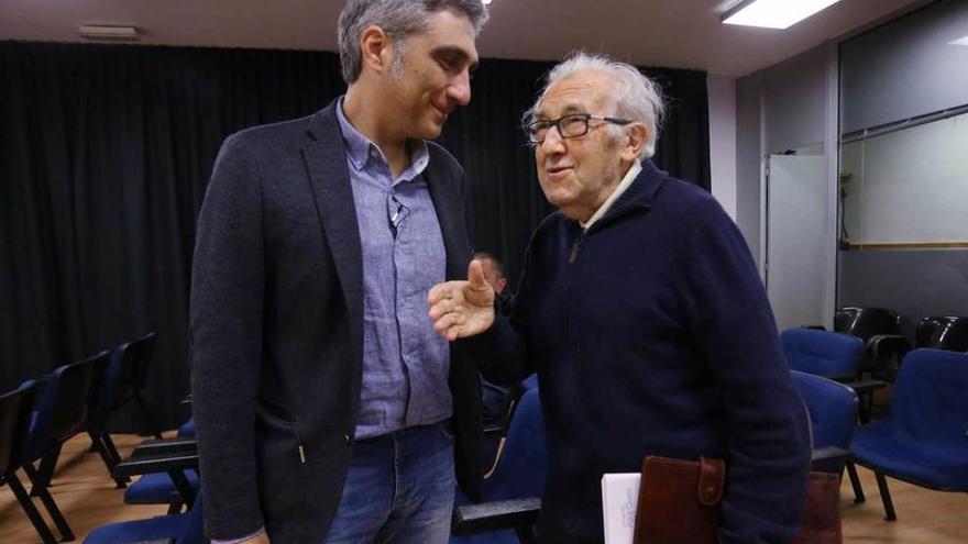El arquitecto conquense Iván Vélez y el filósofo Gustavo Bueno, ayer, antes de que el primero dictase su conferencia sobre Rufino Blanco Fombona en la sede de la Fundación Gustavo Bueno de Oviedo.