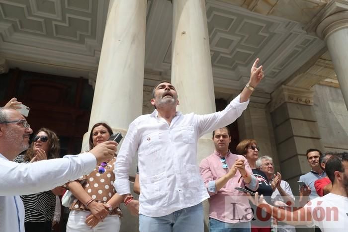 Cientos de personas protestan frente al Ayuntamiento de Cartagena por el pacto entre PP, PSOE y Cs