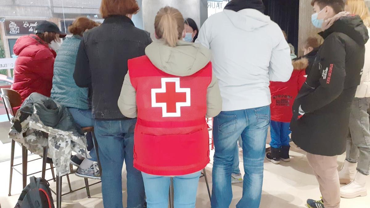 Refugiados ucranianos son atendidos por Cruz Roja a su llegada a Aragón.