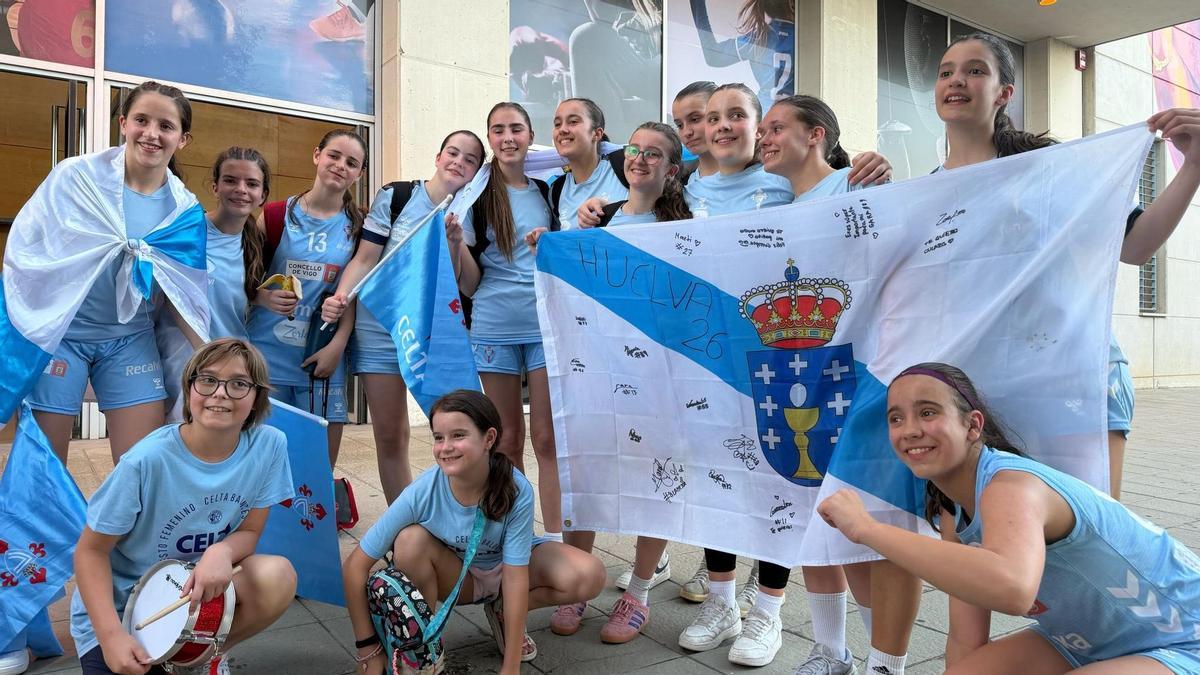 Las jugadoras del Celta infantil, en el Nacional.