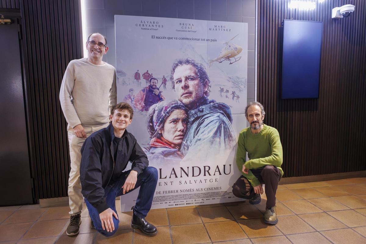 Jordi Cruz, Jan Buxaderas i Carles Gilabert, amb el cartell de la pel·lícula, a Bages Centre de Manresa
