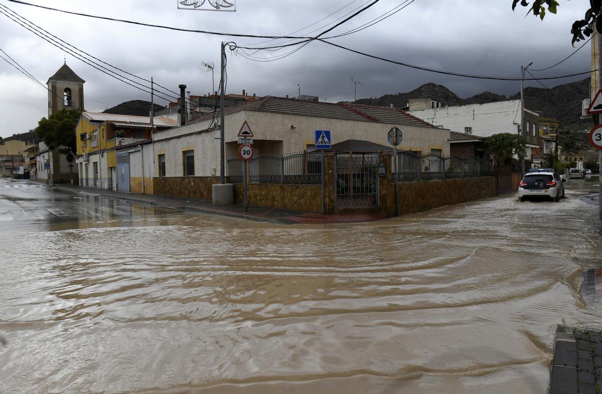 Así han dejado las lluvias las calles de Cobatillas
