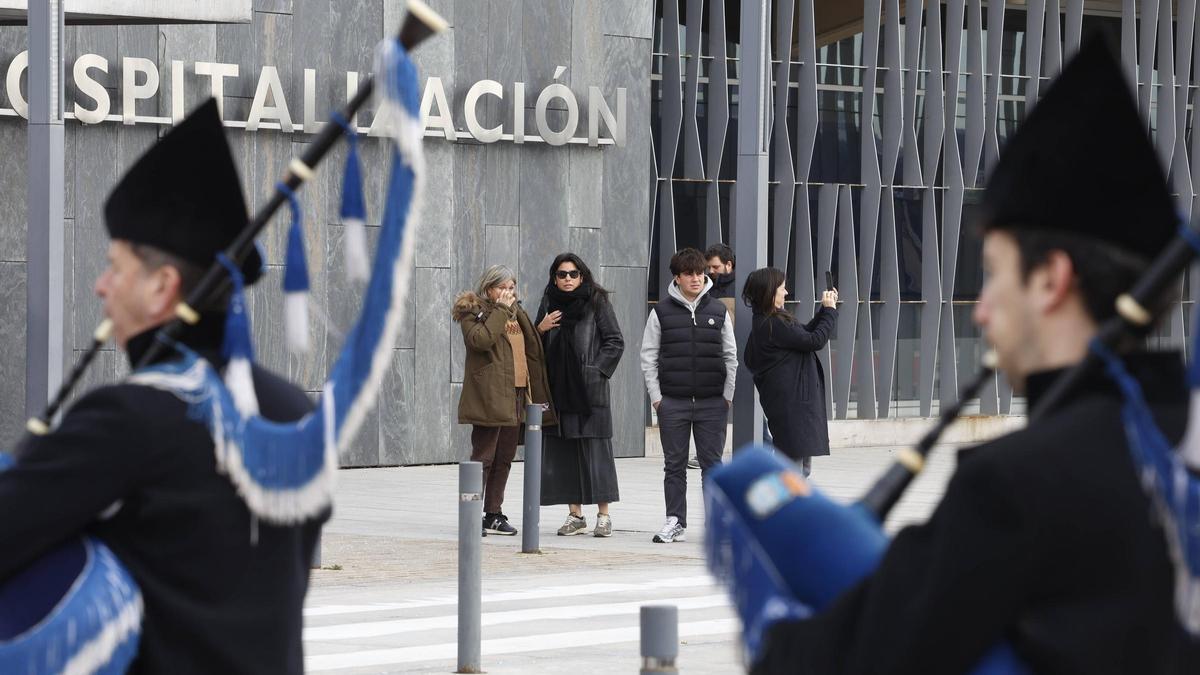 Así fue la emotiva actuación de la Banda de Gaitas Ciudad de Oviedo a las puertas del HUCA: "Queremos transmitir un poco de alegría"