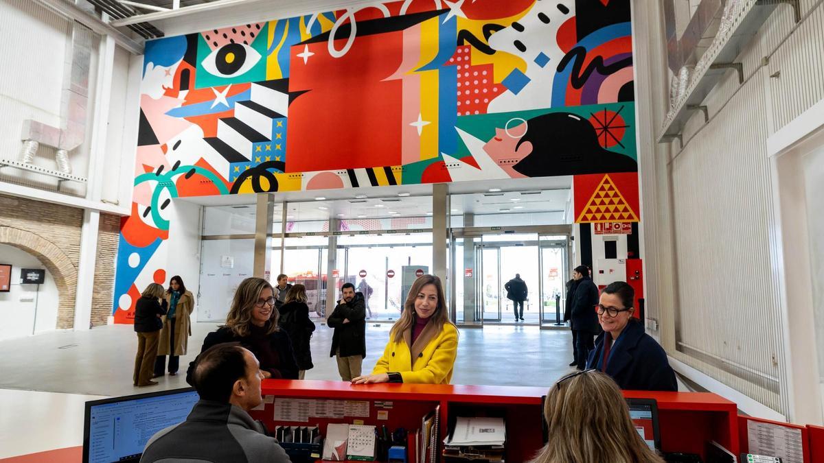 Visita de la alcaldesa a las nuevas instalaciones para jóvenes en La Azucarera del Arrabal.