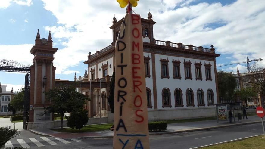 Los bomberos de Málaga cuelgan una pancarta en Tabacalera