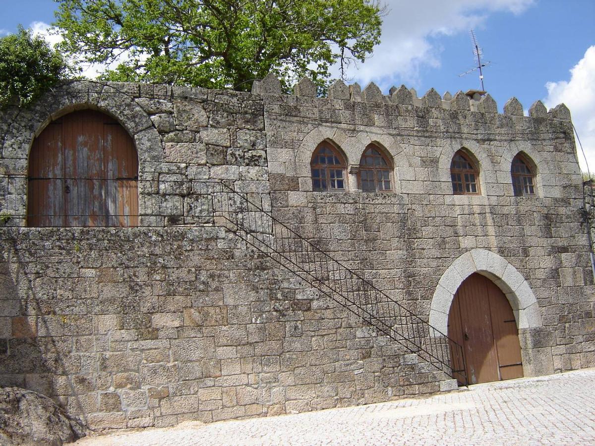 Castillo medieval, en la cima de una colina.