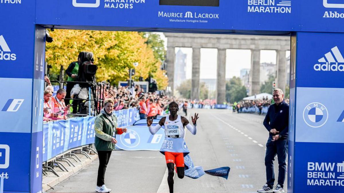 Kipchoge creuant l’arribada a la marató de Berlín. | FILIP SINGER/EFE