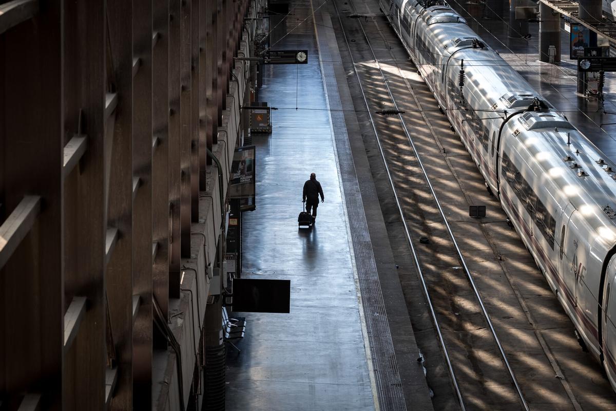 Viajeros cogen su tren en la estación de Madrid-Puerta de Atocha-Almudena Grandes, a 17 de febrero de 2026, en Madrid (España).