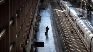 Viajeros cogen su tren en la estación de Madrid-Puerta de Atocha-Almudena Grandes, a 17 de febrero de 2026, en Madrid (España). Los operadores ferroviarios Renfe e Iryo han anunciado hoy que retoman sus servicios en la línea de alta velocidad entre Madrid y Andalucía tras un mes de reparaciones por el accidente de Adamuz (Córdoba) del pasado 18 de enero, que provocó la muerte de 46 pasajeros de los trenes Iryo y Alvia que colisionaron tras el descarrilamiento del primero. 17 FEBRERO 2026 Diego Radamés / Europa Press 17/02/2026. Diego Radamés;category_code_new