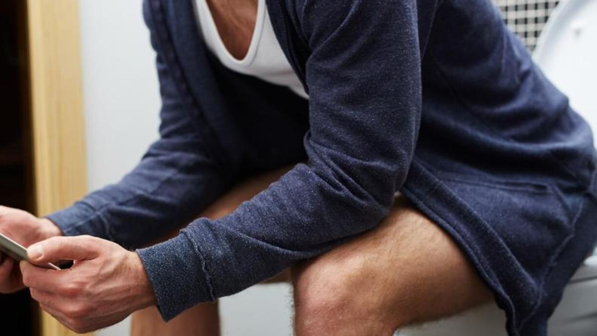 Compte amb anar al lavabo i dur el mòbil