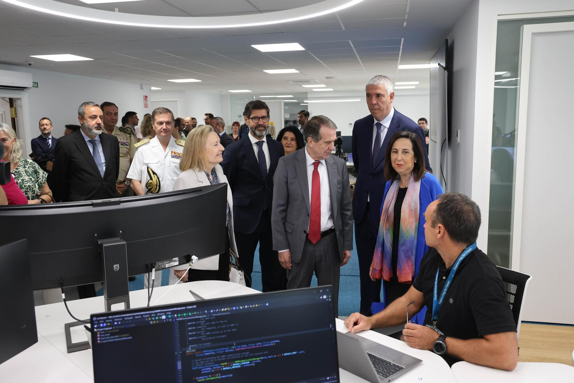 La ministra de Defensa, Margarita Robles, visita la sede de Indra en Vigo