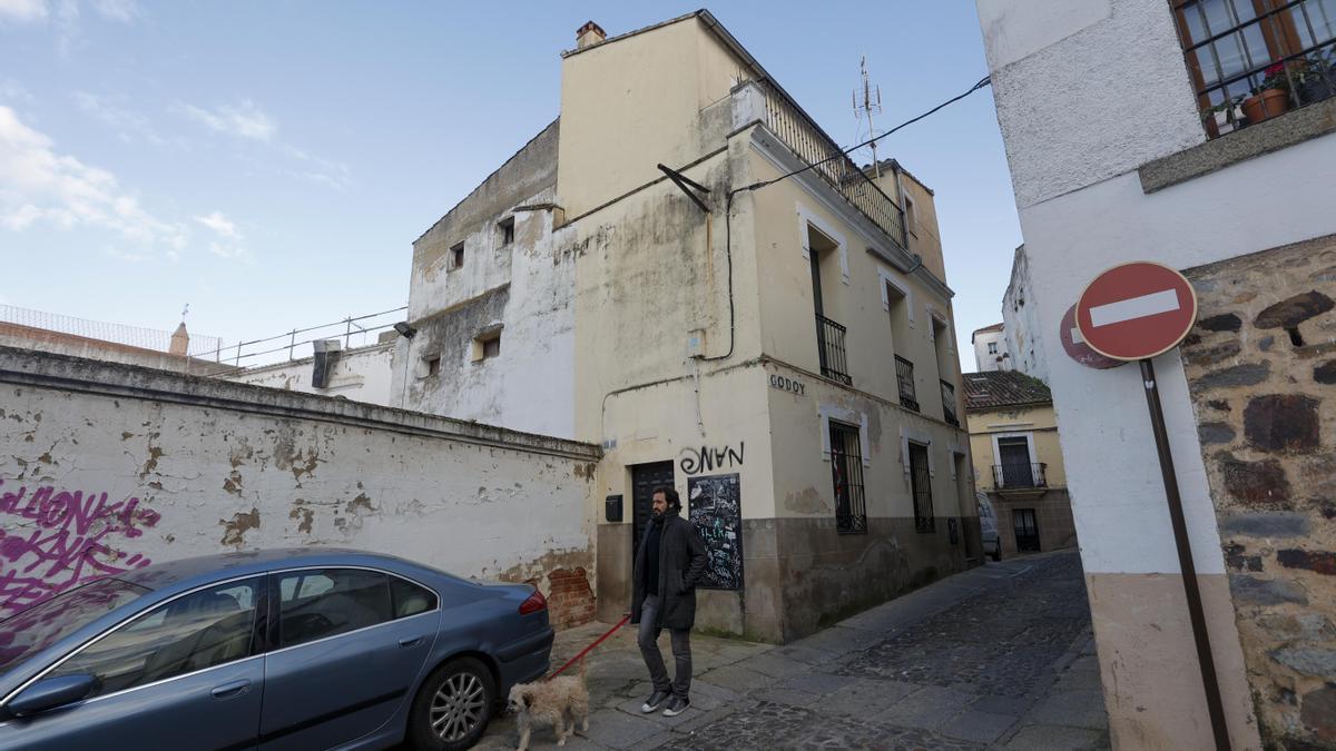 El edificio que se tirará y que está en la esquina de las calles Zapatería y Godoy.