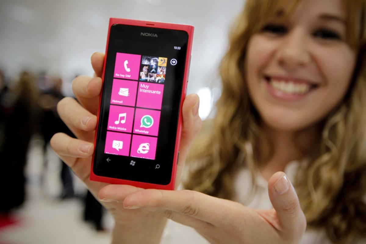Nou Nokia Lumia 800. Nou Nokia Lumia 800.