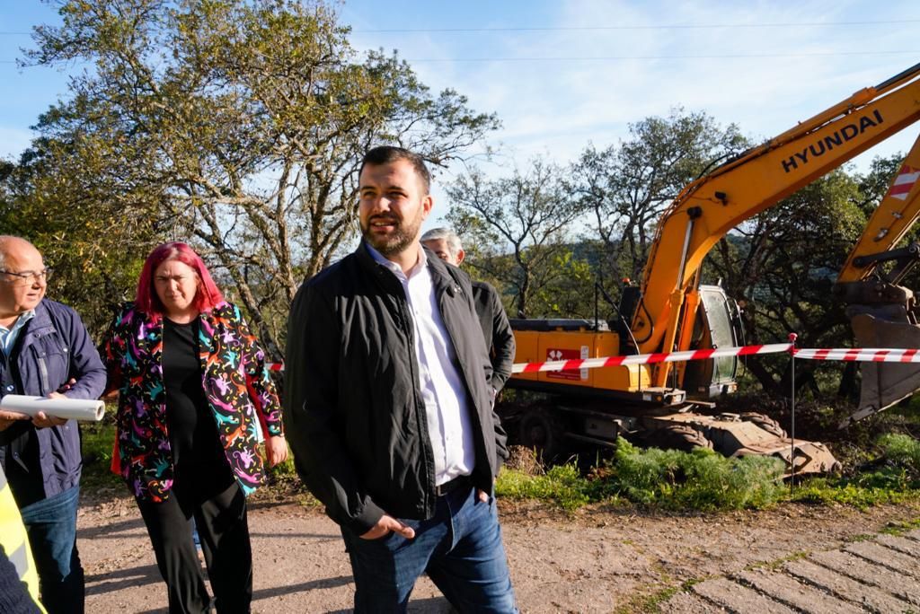 El alcalde de Cáceres y la consejera de Agricultura supervisan la limpieza de la Montaña