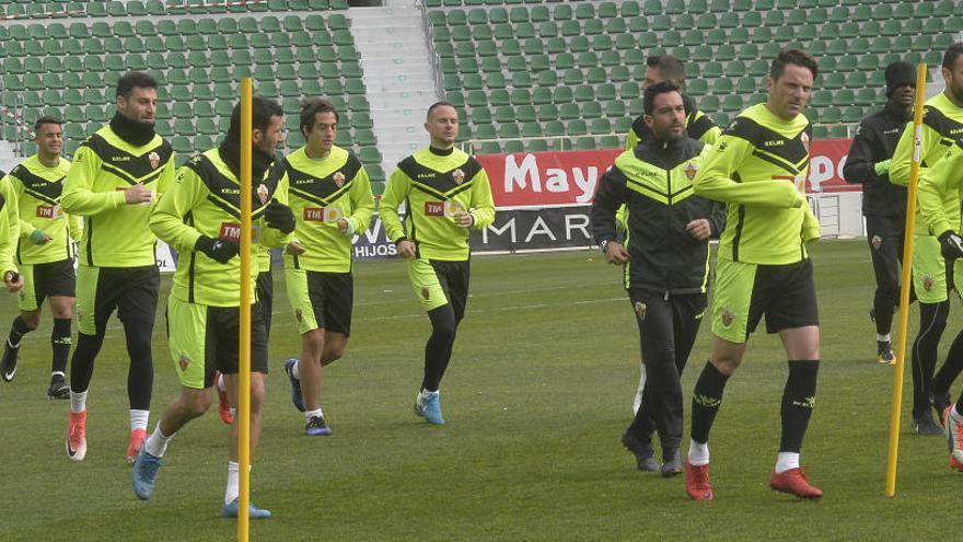 Los jugadores del Elche, durante el entrenamiento de esta mañana