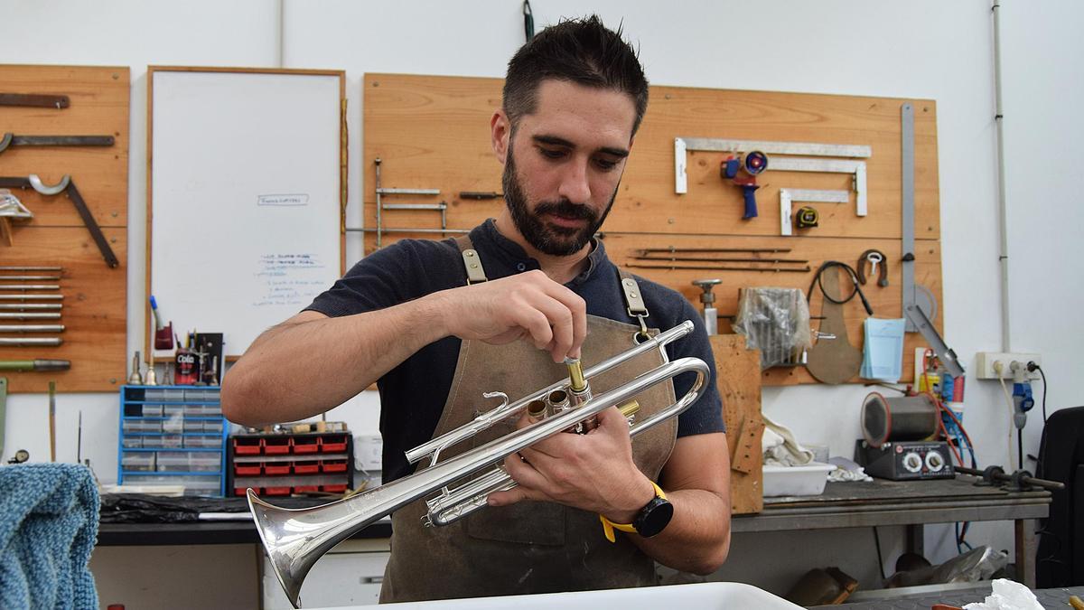 Javi Chavero arreglando una trompeta en su taller