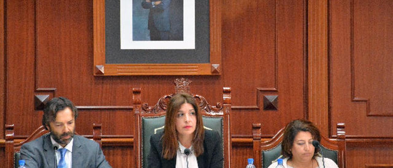 Carmen Hernández (i) y la interventora, Paloma Goig, durante un pleno.