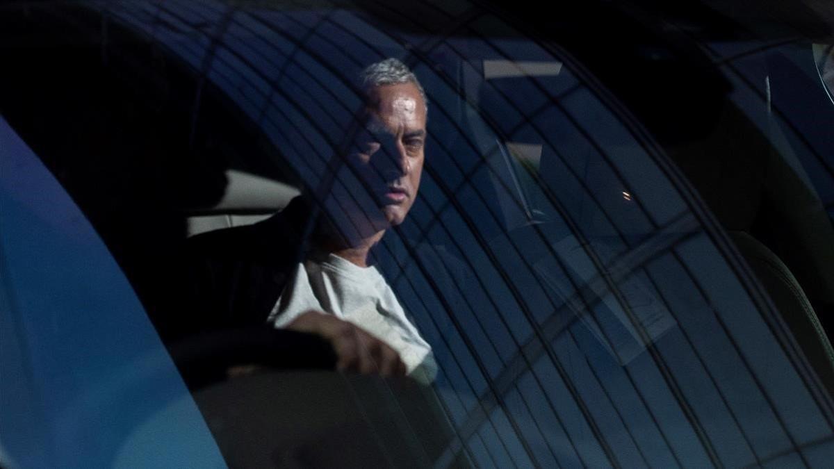 Mourinho abandona su hotel de Manchester, donde ha vivido, tras ser despedido por el United.