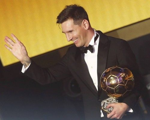 Leo Messi, saludado de forma deportiva por Cristiano Ronaldo, recibió su quinto Balón de Oro en Zurich