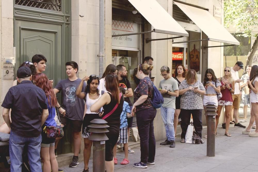 Desenes de persones fan cua per tastar els nous gelats d'«Stranger Things» de Jordi Roca