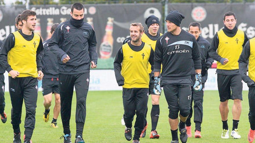 Alex, De Lucas, Oier, Bermejo (semitapado), Túñez, Joan Tomás, Aspas, Yoel, Orellana, Roberto Lago y Hugo Mallo, en el entrenamiento celebrado ayer  por el Celta en las instalaciones de A Madroa. //  Jesús de Arcos